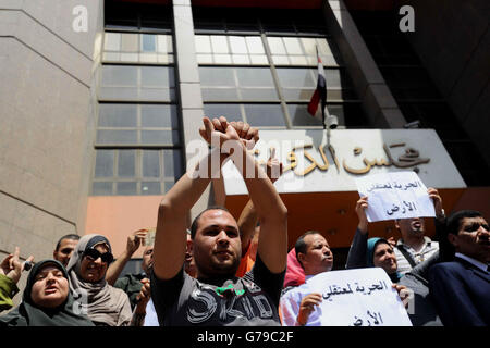 Le Caire, Égypte. 26 Juin, 2016. Egyptiens détiennent des bannières et crier slogan lors d'une manifestation devant le palais du conseil d'État à la suite d'un jugement contre l'Egypt-Saudi accord de délimitation de la frontière, Le Caire, Égypte, 26 juin 2016. Le Tribunal administratif avait jugé mardi dernier que l'accord Mipt cite était nulle, la mise à la mer Rouge et Sanafir Tiran sous souveraineté égyptienne. Selon la loi égyptienne, la décision doit être respectée jusqu'à ce qu'une décision sur l'appel est émis © Amr Sayed/APA/Images/fil ZUMA Alamy Live News Banque D'Images