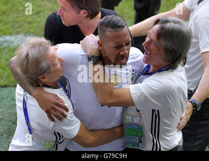 Lille, France. 26 Juin, 2016. Jérôme Boateng (C) de l'Allemagne célèbre avec physiothérapeute Klaus Eder (L), de l'équipe médecin Hans-Wilhelm Mueller-Wohlfahrt (R) et l'entraîneur adjoint, Thomas Schneider (haut) après avoir marqué le but principal de 1-0 pendant l'UEFA EURO 2016 ronde de 16 match de football entre l'Allemagne et la Slovaquie au Stade Pierre Mauroy à Lille, France, 26 juin 2016. Photo : Peter Kneffel/dpa/Alamy Live News Banque D'Images