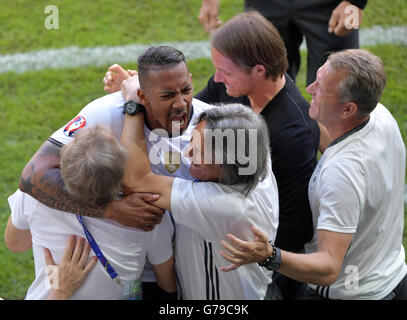 Lille, France. 26 Juin, 2016. Jérôme Boateng (2L) de l'Allemagne célèbre avec physiothérapeute Klaus Eder, de l'équipe médecin Hans-Wilhelm Mueller-Wohlfahrt, l'entraîneur adjoint Thomas Schneider et entraîneur gardien Andreas Koepke après correction de l'objectif principal de 1-0 au cours de l'UEFA EURO 2016 ronde de 16 match de football entre l'Allemagne et la Slovaquie au Stade Pierre Mauroy à Lille, France, 26 juin 2016. Photo : Peter Kneffel/dpa/Alamy Live News Banque D'Images