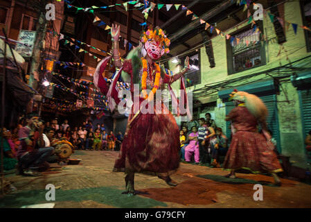 Katmandou, Népal. 26 Juin, 2016. Des gens habillés comme des divinités exécuter une danse masquée traditionnelle pour célébrer Shree Bhadrakali Bhairav Khadga Siddhi, festival, qui est célébrée une fois en 12 ans à Wotu, Katmandou, Népal, 25 et 26 juin 2016. Credit : imagespic/Alamy Live News Banque D'Images