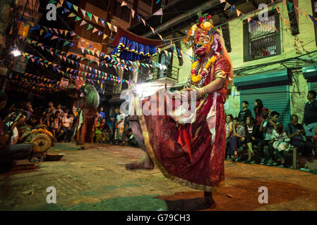 Katmandou, Népal. 26 Juin, 2016. Des gens habillés comme des divinités exécuter une danse masquée traditionnelle pour célébrer Shree Bhadrakali Bhairav Khadga Siddhi, festival, qui est célébrée une fois en 12 ans à Wotu, Katmandou, Népal, 25 et 26 juin 2016. Credit : imagespic/Alamy Live News Banque D'Images