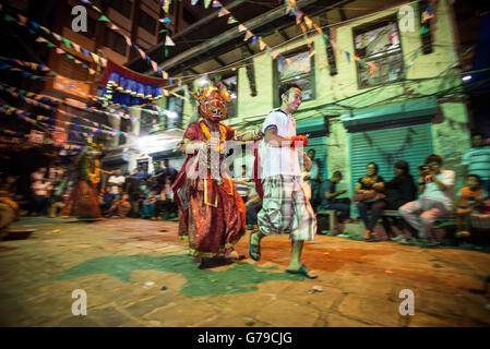 Katmandou, Népal. 26 Juin, 2016. Des gens habillés comme des divinités exécuter une danse masquée traditionnelle pour célébrer Shree Bhadrakali Bhairav Khadga Siddhi, festival, qui est célébrée une fois en 12 ans à Wotu, Katmandou, Népal, 25 et 26 juin 2016. Credit : imagespic/Alamy Live News Banque D'Images