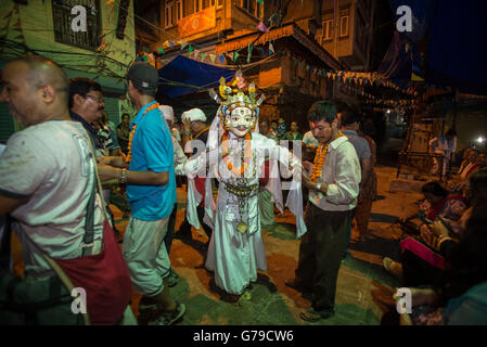 Katmandou, Népal. 26 Juin, 2016. Des gens habillés comme des divinités exécuter une danse masquée traditionnelle pour célébrer Shree Bhadrakali Bhairav Khadga Siddhi, festival, qui est célébrée une fois en 12 ans à Wotu, Katmandou, Népal, 25 et 26 juin 2016. Credit : imagespic/Alamy Live News Banque D'Images