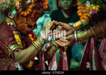 Katmandou, Népal. 26 Juin, 2016. Des gens habillés comme des divinités exécuter une danse masquée traditionnelle pour célébrer Shree Bhadrakali Bhairav Khadga Siddhi, festival, qui est célébrée une fois en 12 ans à Wotu, Katmandou, Népal, 25 et 26 juin 2016. Credit : imagespic/Alamy Live News Banque D'Images