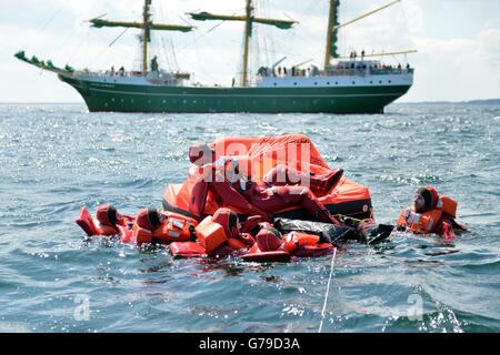 Médecins d'urgence porter des combinaisons d'immersion qui nagent autour du bateau à voile à la formation 'Alexander von Humboldt II' au cours d'un exercice au large de Fehmarn, Allemagne, 26 juin 2016. L'exercice a porté sur les aspects médicaux de la navigation et de l'homme à la mer inclus des manoeuvres destinées à informer les participants sur la façon de survivre à une situation d'urgence en mer. Médecins d'urgence de toute l'Allemagne a pris part à l'exercice. Photo : MAURIZIO GAMBARINI/dpa Banque D'Images