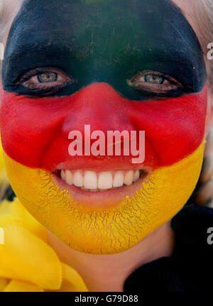 Berlin, Allemagne. 26 Juin, 2016. Une supportrice de l'équipe nationale de football allemande avec son visage peint dans les couleurs nationales allemandes de l'UEFA Euro 2016 montres ronde de 16 match entre l'Allemagne et la Slovaquie en France, à la fan mile à Berlin, Allemagne, 26 juin 2016. Photo : PAUL ZINKEN/dpa/Alamy Live News Banque D'Images