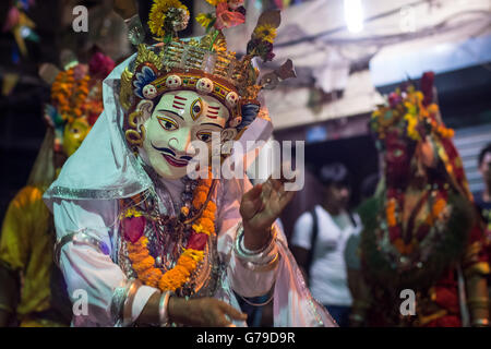 Katmandou, Népal. 26 Juin, 2016. Des gens habillés comme des divinités exécuter une danse masquée traditionnelle pour célébrer Shree Bhadrakali Bhairav Khadga Siddhi, festival, qui est célébrée une fois en 12 ans à Wotu, Katmandou, Népal, 25 et 26 juin 2016. Credit : imagespic/Alamy Live News Banque D'Images