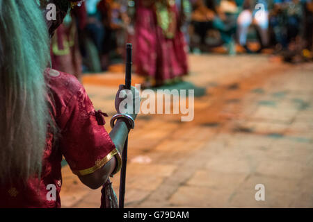 Katmandou, Népal. 26 Juin, 2016. Des gens habillés comme des divinités exécuter une danse masquée traditionnelle pour célébrer Shree Bhadrakali Bhairav Khadga Siddhi, festival, qui est célébrée une fois en 12 ans à Wotu, Katmandou, Népal, 25 et 26 juin 2016. Credit : imagespic/Alamy Live News Banque D'Images