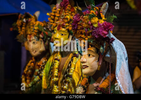 Katmandou, Népal. 26 Juin, 2016. Des gens habillés comme des divinités exécuter une danse masquée traditionnelle pour célébrer Shree Bhadrakali Bhairav Khadga Siddhi, festival, qui est célébrée une fois en 12 ans à Wotu, Katmandou, Népal, 25 et 26 juin 2016. Credit : imagespic/Alamy Live News Banque D'Images