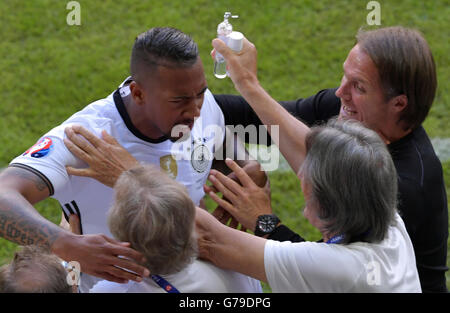 Lille, France. 26 Juin, 2016. Jérôme Boateng (L) de l'Allemagne célèbre avec physiothérapeute Klaus Eder (L-R), de l'équipe médecin Hans-Wilhelm Mueller-Wohlfahrt (R) et l'entraîneur adjoint, Thomas Schneider (haut) après avoir marqué le but principal de 1-0 pendant l'UEFA EURO 2016 ronde de 16 match de football entre l'Allemagne et la Slovaquie au Stade Pierre Mauroy à Lille, France, 26 juin 2016. Photo : Peter Kneffel/dpa/Alamy Live News Banque D'Images