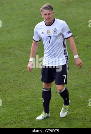 Lille, France. 26 Juin, 2016. Bastian Schweinsteiger de l'Allemagne se dresse sur le terrain au cours de l'UEFA EURO 2016 ronde de 16 match de football entre l'Allemagne et la Slovaquie au Stade Pierre Mauroy à Lille, France, 26 juin 2016. Photo : Peter Kneffel/dpa/Alamy Live News Banque D'Images