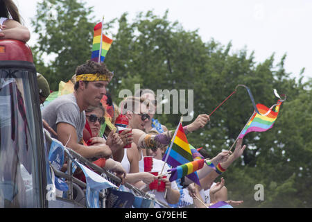 Chicago, Illinois, USA. 26 Juin, 2016. Malgré le massacre d'Orlando dans un night club gay il y a deux semaines, le Chicago Gay Pride Parade de Chicago avait une participation massive. C'est aussi coloré que jamais avec plus de sécurité en place pour protéger les participants et les fêtards. Credit : Karen I. Hirsch/ZUMA/Alamy Fil Live News Banque D'Images