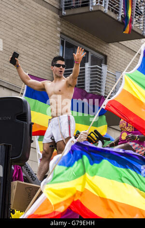 Chicago, Illinois, USA. 26 Juin, 2016. Malgré le massacre d'Orlando dans un night club gay il y a deux semaines, le Chicago Gay Pride Parade de Chicago avait une participation massive. C'est aussi coloré que jamais avec plus de sécurité en place pour protéger les participants et les fêtards. Credit : Karen I. Hirsch/ZUMA/Alamy Fil Live News Banque D'Images