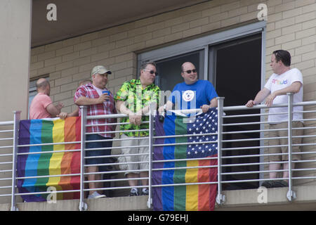 Chicago, Illinois, USA. 26 Juin, 2016. Malgré le massacre d'Orlando dans un night club gay il y a deux semaines, le Chicago Gay Pride Parade de Chicago avait une participation massive. C'est aussi coloré que jamais avec plus de sécurité en place pour protéger les participants et les fêtards. Sur la photo : Personnes partie sur les balcons de la Gay Pride Parade à vélo dans la région de Chicago Crédit : Karen I. Hirsch/ZUMA/Alamy Fil Live News Banque D'Images