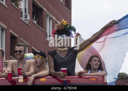 Chicago, Illinois, USA. 26 Juin, 2016. Malgré le massacre d'Orlando dans un night club gay il y a deux semaines, le Chicago Gay Pride Parade de Chicago avait une participation massive. C'est aussi coloré que jamais avec plus de sécurité en place pour protéger les participants et les fêtards. Credit : Karen I. Hirsch/ZUMA/Alamy Fil Live News Banque D'Images