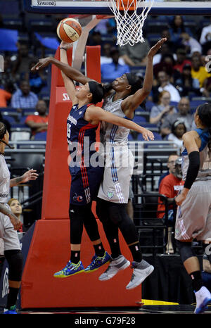 Washington, DC, USA. 26 Juin, 2016. 20160626 - Minnesota Lynx center SYLVIA FOWLES (34) défend une tentative de lay-up Washington Mystics guard NATASHA CLOUD (15) dans la seconde moitié du Verizon Center de Washington. © Chuck Myers/ZUMA/Alamy Fil Live News Banque D'Images