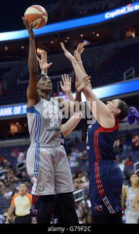 Washington, DC, USA. 26 Juin, 2016. 20160626 - Minnesota Lynx center SYLVIA FOWLES (34) col. de Washington Mystics center STEFANIE DOLSON (31) dans la seconde moitié du Verizon Center de Washington. © Chuck Myers/ZUMA/Alamy Fil Live News Banque D'Images