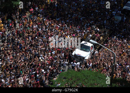 Kyrie Irving de célébrer avec la foule lors de la Parade des Cleveland Cavaliers Championship Banque D'Images