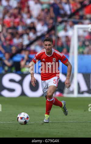 James Chester (Pays de Galles) ; le 25 juin 2016- : Football UEFA Euro 2016, Tour de France 16, le Pays de Galles 1-0 Irlande du Nord à Stade Parc des Princes, Paris, France. © aicfoto/AFLO/Alamy Live News Banque D'Images