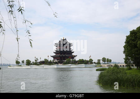 Suzhou, Suzhou, CHN. 25 Juin, 2016. Suzhou, Chine - 25 juin 2016 : (usage éditorial uniquement. Chine OUT) situé à l'Hotel peninsula à Suzhou Industrial Park, Jiangsu Province, Chongyuan Temple est un temple bouddhiste construit en 503 sous le règne de l'Empereur Tianjian, Liangwudi avec une histoire de 1 504 ans. Le temple a été contemporaine de Hanshan Temple, Temple Lingyan Temple, et Baosheng. Il possède le plus grand et le plus lourd au-dessus de l'eau de piscine Guanyin (déesse de la miséricorde) Pavillon de la Chine. © SIPA Asie/ZUMA/Alamy Fil Live News Banque D'Images