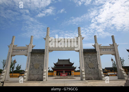 Suzhou, Suzhou, CHN. 25 Juin, 2016. Suzhou, Chine - 25 juin 2016 : (usage éditorial uniquement. Chine OUT) situé à l'Hotel peninsula à Suzhou Industrial Park, Jiangsu Province, Chongyuan Temple est un temple bouddhiste construit en 503 sous le règne de l'Empereur Tianjian, Liangwudi avec une histoire de 1 504 ans. Le temple a été contemporaine de Hanshan Temple, Temple Lingyan Temple, et Baosheng. Il possède le plus grand et le plus lourd au-dessus de l'eau de piscine Guanyin (déesse de la miséricorde) Pavillon de la Chine. © SIPA Asie/ZUMA/Alamy Fil Live News Banque D'Images