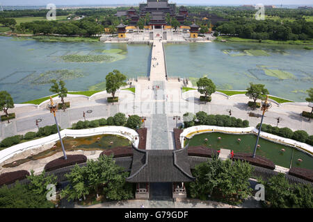 Suzhou, Suzhou, CHN. 25 Juin, 2016. Suzhou, Chine - 25 juin 2016 : (usage éditorial uniquement. Chine OUT) situé à l'Hotel peninsula à Suzhou Industrial Park, Jiangsu Province, Chongyuan Temple est un temple bouddhiste construit en 503 sous le règne de l'Empereur Tianjian, Liangwudi avec une histoire de 1 504 ans. Le temple a été contemporaine de Hanshan Temple, Temple Lingyan Temple, et Baosheng. Il possède le plus grand et le plus lourd au-dessus de l'eau de piscine Guanyin (déesse de la miséricorde) Pavillon de la Chine. © SIPA Asie/ZUMA/Alamy Fil Live News Banque D'Images