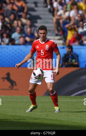 James Chester (Pays de Galles) ; le 25 juin 2016- : Football UEFA Euro 2016, Tour de France 16, le Pays de Galles 1-0 Irlande du Nord à Stade Parc des Princes, Paris, France. © aicfoto/AFLO/Alamy Live News Banque D'Images