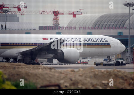 Singapour. 27 Juin, 2016. Photo prise le 27 juin 2016 montre Singapore Airlines (SIA) vol SQ368 brûlé avec son aile droite à l'aéroport de Singapour Changi. Un Singapore Airlines (SIA) a pris feu en vol tout en rendant l'atterrissage d'urgence à l'aéroport de Changi, le lundi matin, les médias locaux ont rapporté. © puis Chih Wey/Xinhua/Alamy Live News Banque D'Images