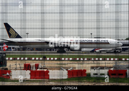 Singapour. 27 Juin, 2016. Photo prise le 27 juin 2016 montre Singapore Airlines (SIA) vol SQ368 brûlé avec son aile droite à l'aéroport de Singapour Changi. Un Singapore Airlines (SIA) a pris feu en vol tout en rendant l'atterrissage d'urgence à l'aéroport de Changi, le lundi matin, les médias locaux ont rapporté. © puis Chih Wey/Xinhua/Alamy Live News Banque D'Images