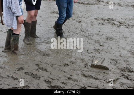 Glastonbury Festival 2016 a vu le pire dans l'histoire du festival de la boue et quelques malheureux festivaliers ont perdu leurs bottes dans la boue collante profonde Banque D'Images