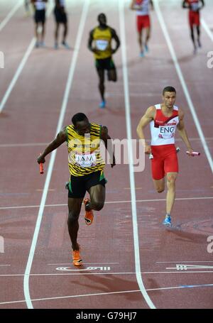 La Jamaïque Usain Bolt remporte le relais hommes 4x100m devant Danny Talbot d'Angleterre qui a terminé deuxième au parc Hampden, lors des Jeux du Commonwealth de 2014 à Glasgow. Banque D'Images