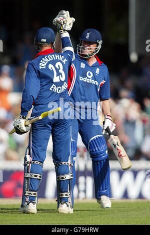 Marcus Trescothick (à gauche) célèbre son siècle avec Andrew Flintock, coéquipier contre l'Afrique du Sud, lors du match de la série NatWest à l'AMP Oval, dans le sud de Londres. L'Angleterre a vaincu l'Afrique du Sud par six lickets. Banque D'Images