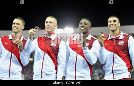 Danny Talbot, Richard Kilty, Harry Aikines-Aryeetey et Adam Gemili d'Angleterre (de gauche à droite) avec leurs médailles d'argent pour le relais hommes 4x100m à Hampden Park, lors des Jeux du Commonwealth de 2014 à Glasgow. Banque D'Images