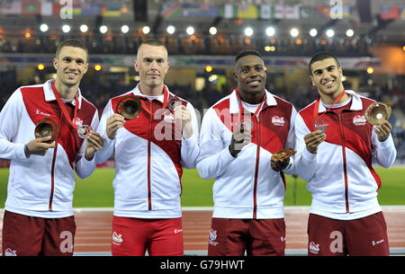 Danny Talbot, Richard Kilty, Harry Aikines-Aryeetey et Adam Gemili d'Angleterre (de gauche à droite) avec leurs médailles d'argent pour le relais hommes 4x100m à Hampden Park, lors des Jeux du Commonwealth de 2014 à Glasgow. Banque D'Images