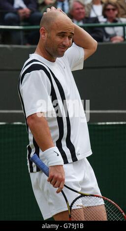 , PAS D'UTILISATION DE TÉLÉPHONE MOBILE Andre Agassi des Etats-Unis perd la première partie de son match contre Mark Philippoussis d'Australie dans le quatrième tour des Championnats de tennis de pelouse de toute l'Angleterre à Wimbledon. Banque D'Images