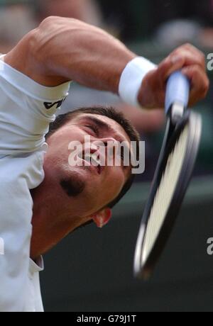 , PAS D'UTILISATION DE TÉLÉPHONE MOBILE : Mark Philippoussis d'Australie en action contre Andre Agassi des Etats-Unis lors du quatrième tour des championnats d'Angleterre de tennis sur gazon à Wimbledon. Banque D'Images