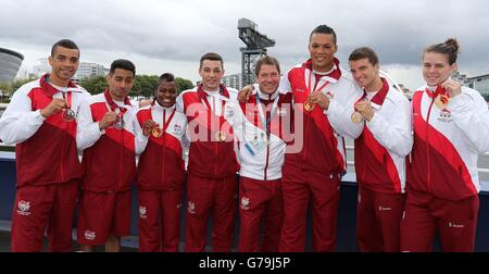 The Seven England Boxers (gauche-droite) Qais Ashfaq, Sam Maxwell, Joe Joyce, Nicola Adams, Scott Fitzgerald, Anthony Fowler et Savannah Marshall avec leurs médailles le matin suivant la finale lors d'une conférence de presse au MPC, lors des Jeux du Commonwealth de 2014 à Glasgow. Banque D'Images