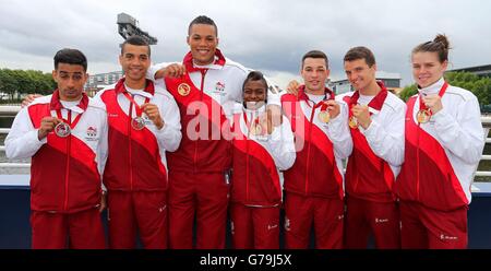 The Seven England Boxers (gauche-droite) Qais Ashfaq, Sam Maxwell, Joe Joyce, Nicola Adams, Scott Fitzgerald, Anthony Fowler et Savannah Marshall avec leurs médailles le matin suivant la finale lors d'une conférence de presse au MPC, lors des Jeux du Commonwealth de 2014 à Glasgow. Banque D'Images