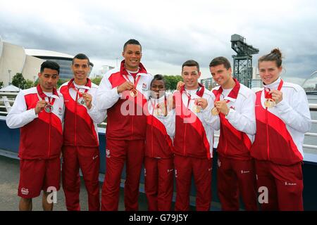 The Seven England Boxers (gauche-droite) Qais Ashfaq, Sam Maxwell, Joe Joyce, Nicola Adams, Scott Fitzgerald, Anthony Fowler et Savannah Marshall avec leurs médailles le matin suivant la finale lors d'une conférence de presse au MPC, lors des Jeux du Commonwealth de 2014 à Glasgow. Banque D'Images