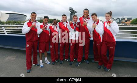 Les Seven England Boxers (gauche-droite) Qais Ashfaq, Sam Maxwell, Joe Joyce, Nicola Adams, Scott Fitzgerald, l'entraîneur Lee Murgatroyd, Joe Joyce, Anthony Fowler et Savannah Marshall avec leurs médailles le matin après la finale lors d'une conférence de presse au MPC, lors des Jeux du Commonwealth de 2014 à Glasgow. Banque D'Images