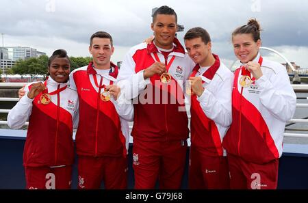 Les Seven England Boxers (gauche-droite) Nicola Adams, Scott Fitzgerald, Joe Joyce, Anthony Fowler et Savannah Marshall avec leurs médailles le matin après la finale lors d'une conférence de presse au MPC, lors des Jeux du Commonwealth de 2014 à Glasgow. Banque D'Images