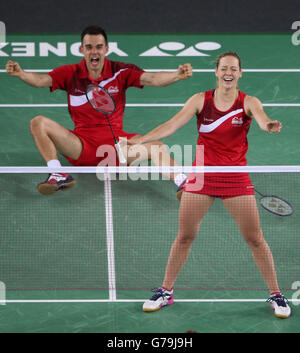 Chris Adcock et Gabrielle Adcock d'Angleterre célèbrent leur victoire dans le Mix Double Gold médaillon contre Heather Oliver et Chris Langridge d'Angleterre à l'Emirates Arena, lors des Jeux du Commonwealth de 2014 à Glasgow. Banque D'Images