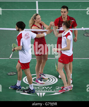 Chris Adcock et Gabrielle Adcock d'Angleterre célèbrent leur victoire dans le Mix Double Gold médaillon contre Heather Oliver et Chris Langridge d'Angleterre à l'Emirates Arena, lors des Jeux du Commonwealth de 2014 à Glasgow. Banque D'Images