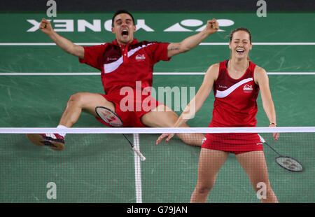 Chris Adcock et Gabrielle Adcock d'Angleterre célèbrent leur victoire dans le Mix Double Gold médaillon contre Heather Oliver et Chris Langridge d'Angleterre à l'Emirates Arena, lors des Jeux du Commonwealth de 2014 à Glasgow. Banque D'Images