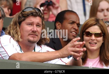 , PAS D'UTILISATION DE TÉLÉPHONE MOBILE. Miroslava Vavrinev, la petite amie de Roger Federer de Suisse et son entraîneur Peter Lundgren le regardent en action contre Mark Philippoussis d'Australie lors de la finale masculine aux championnats d'Angleterre de tennis sur gazon à Wimbledon. , PAS D'UTILISATION DE TÉLÉPHONE MOBILE. Banque D'Images