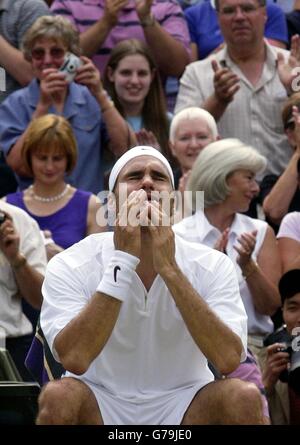 , PAS D'UTILISATION DE TÉLÉPHONE MOBILE. Roger Federer, de Suisse, pleure après avoir battu Mark Philippoussis, d'Australie, dans la finale masculine 7:6/6:2/7:6 aux championnats de tennis de pelouse de toute l'Angleterre à Wimbledon. Banque D'Images