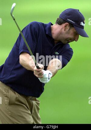 Jose Maria Olazabal sur le terrain d'exercice pendant la journée d'entraînement du Barclays Scottish Open au club de golf Loch Lomond. Banque D'Images