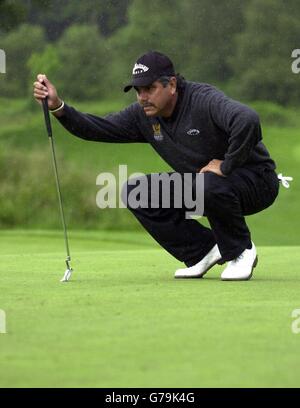 L'Argentin Eduardo Romero fait la queue lors de la première partie du Barclays Scottish Open au club de golf Loch Lomond près de Balloch. Banque D'Images