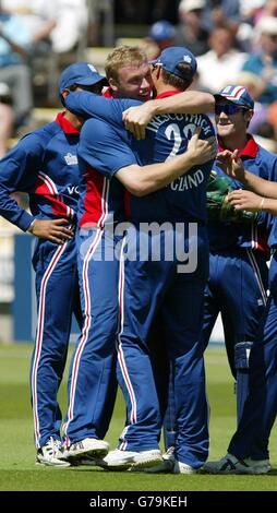 Le coéquipier Andrew Flintock d'Angleterre est félicité par Marcus Trescothick (au centre à droite) après avoir pris la porte de Jacques Rudolph en Afrique du Sud lors de la finale de la série NatWest à Lords, Londres. Banque D'Images