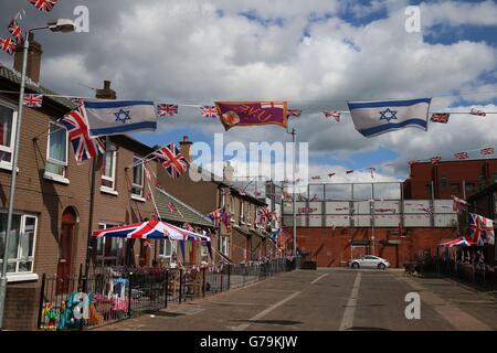 Les drapeaux israéliens à Cluan place, Belfast, tandis que les groupes Loyalaistes et républicains prennent des positions rivales de soutien à Israël et à la Palestine pendant la flambée actuelle du conflit. Banque D'Images